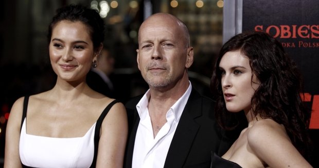 Bruce Willis se svou druhou manželkou Emmou (vlevo) a nejstarší dcerou Rumer, kterou má s první manželkou Demi Moore