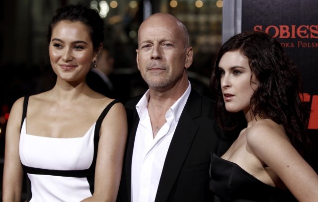 Bruce Willis se svou druhou manželkou Emmou (vlevo) a nejstarší dcerou Rumer, kterou má s první manželkou Demi Moore