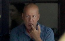 Bruce Willis v restauraci: Má potíže s řečí a také... 