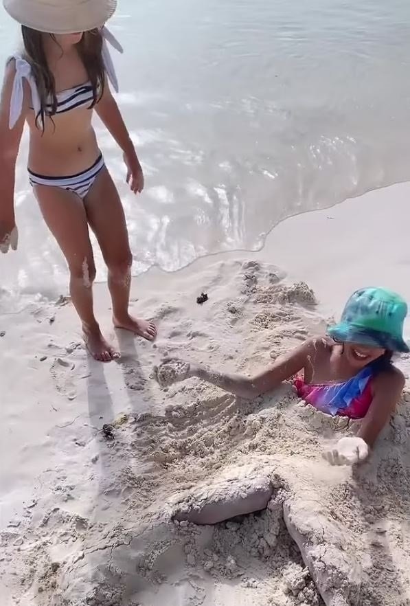 Zahrabaly se v písku.