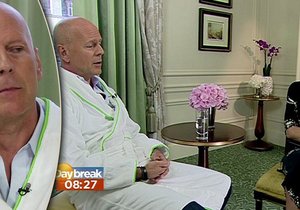 Bruce Willis přišel na rozhovor s moderátorkou v županu