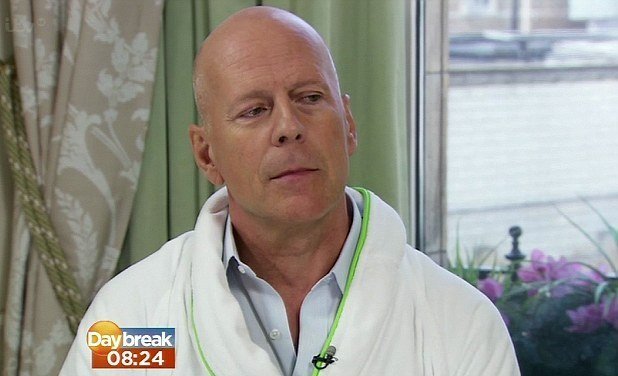 Bruce Willis přišel na televizní interview v županu