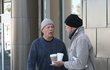 Hollywoodský herec Bruce Willis si vyšel na kávu.