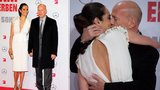 To je ale láska! Bruce Willis vášnivě líbal svou ženu na veřejnosti