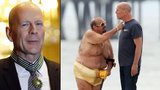 Bruce Willis má podivného parťáka: Vypadá jako sud a nosí zlaté plavky