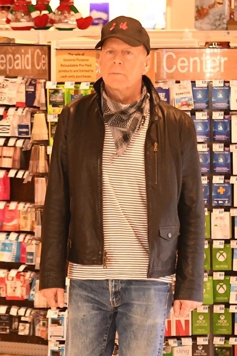 Bruce Willis v obchodě, kde si odmítl nasadit roušku - nebo alespoň ten šátek, co měl na krku