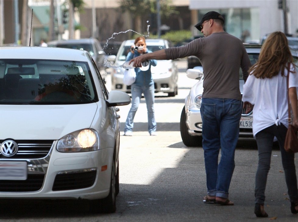 Herec Bruce Willis odcházel s dcerou z nemocnice v Beverly Hills. Když však viděl blížícího se fotografa, vylil kelímek s vodou na jeho auto. 29.7. 2008
