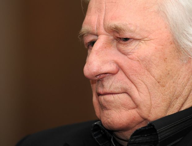 Zamyšlený trenér Karel Brückner. Zamyšlený trenér Karel Brückner.