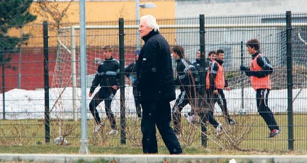 Úterý, 14:55 - Bývalý kouč se pak evidentně nudil, a tak zajel k fotbalovému stadionu. Jen tak se tam s úsměvem procházel, zkontroloval trénink dorostu a promluvil s kolegou trenérem.