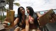 Argentinská dvojčata Nadia a Dana Bruna vydělávají svými pozadími milióny