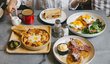 Jak už název napovídá, brunch vznikl spojením anglických slovíček „breakfast“ a „lunch“.