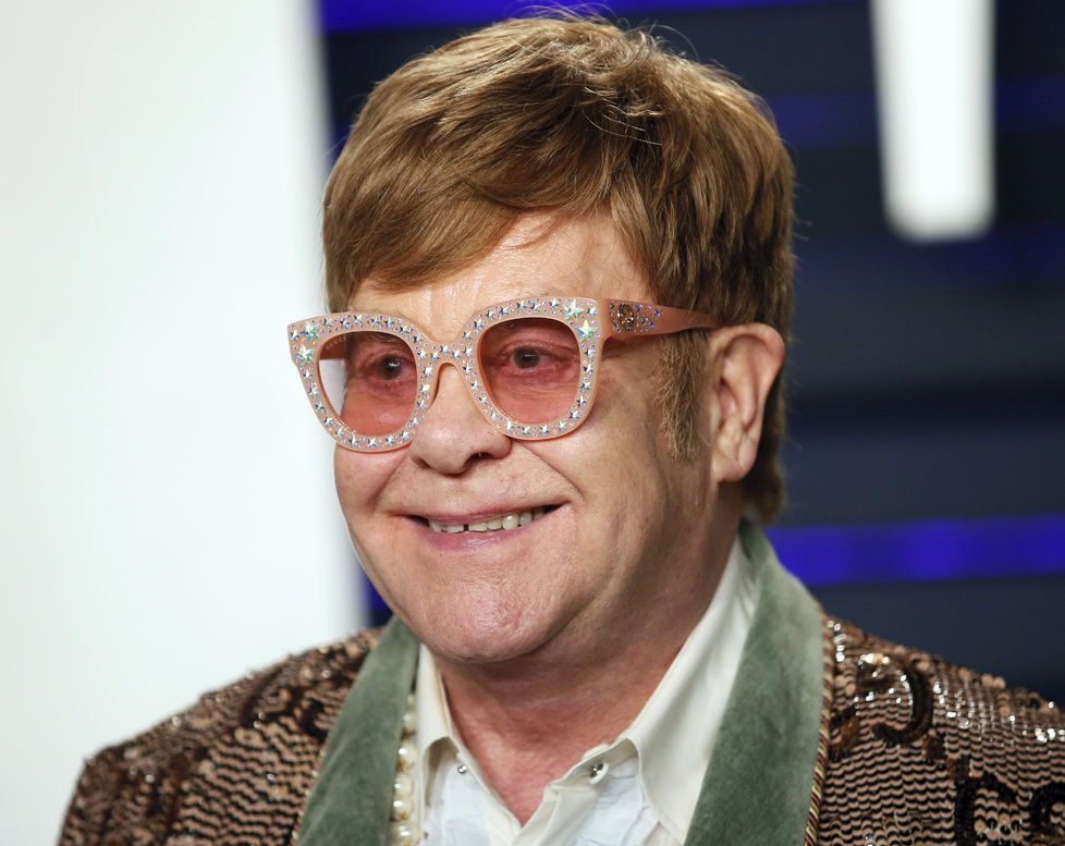 Zpěvák Elton John.