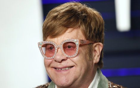 Zpěvák Elton John.