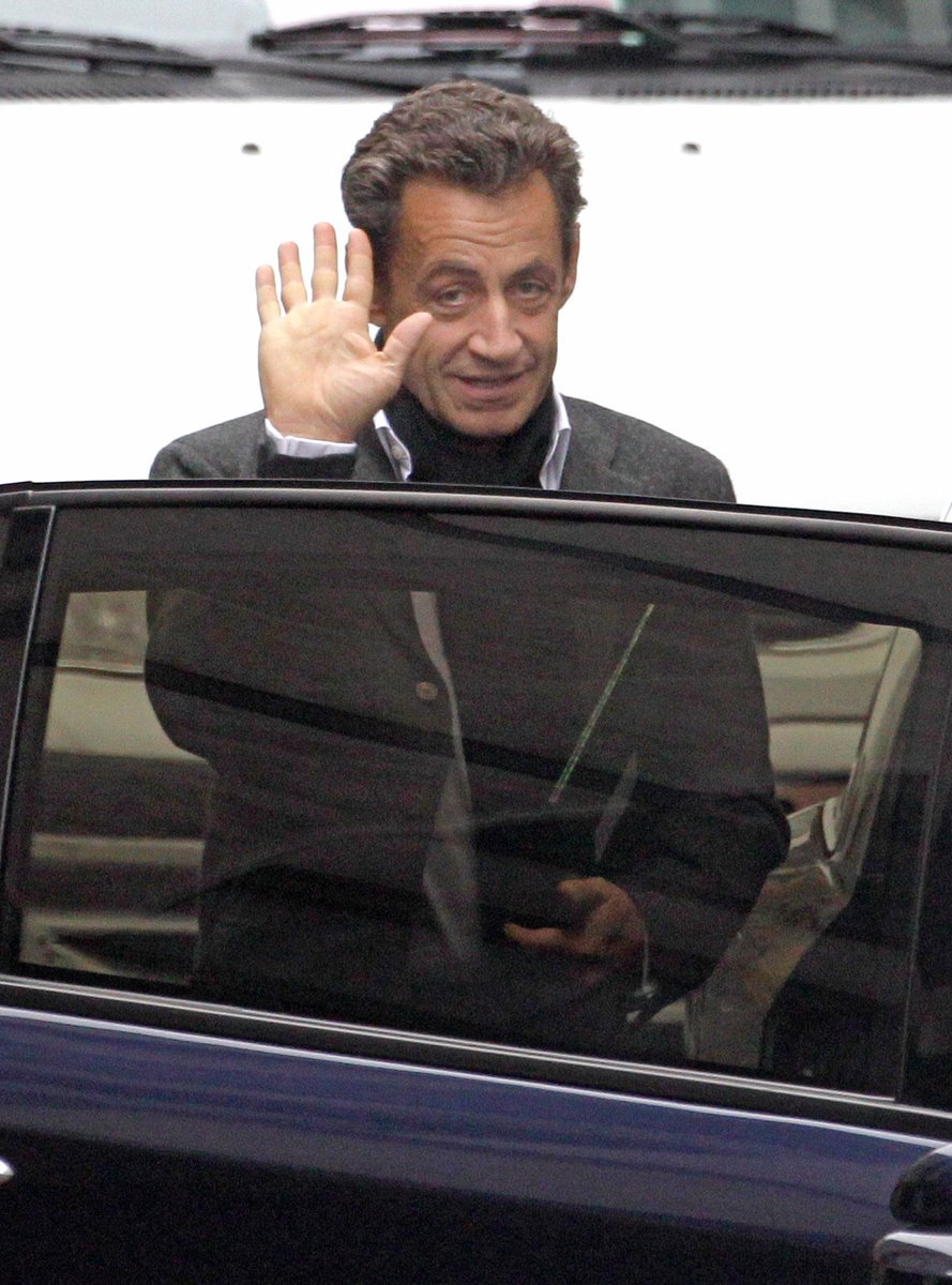 Šťastný otec Nicolas Sarkozy má politické povinnosti, proto si v neděli rodinku neodvezl