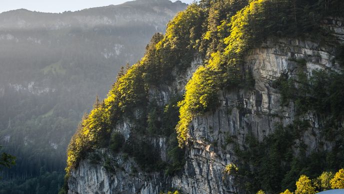 Švýcarská společnost Brünig Mega Safe chce v oblasti alpského průsmyku Brünig vybudovat „horskou pokladnici“ o velikosti deseti fotbalových hřišť.