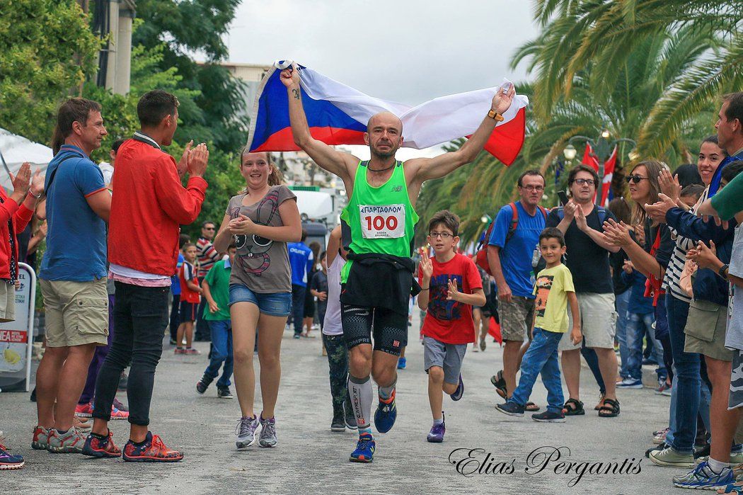 Elitní český ultramaratonec Radek Brunner na slavném závodě z Atén do Sparty už třikrát získal umístění na stupních vítězů