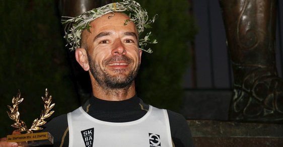 Elitní český ultramaratonec Radek Brunner na archivním snímku po slavném závodě z Atén do Sparty, kde už třikrát získal umístění na stupních vítězů