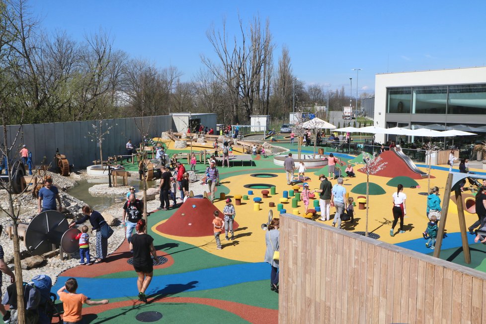 Brno má od soboty největší tuzemský rodinný park. Venkovní část Bruno Family Parku má rozlohu 4 200 m2, společně s vnitřním prostorem  otevřeným na podzim 2015 zajujímá plochu 8 000 m2.