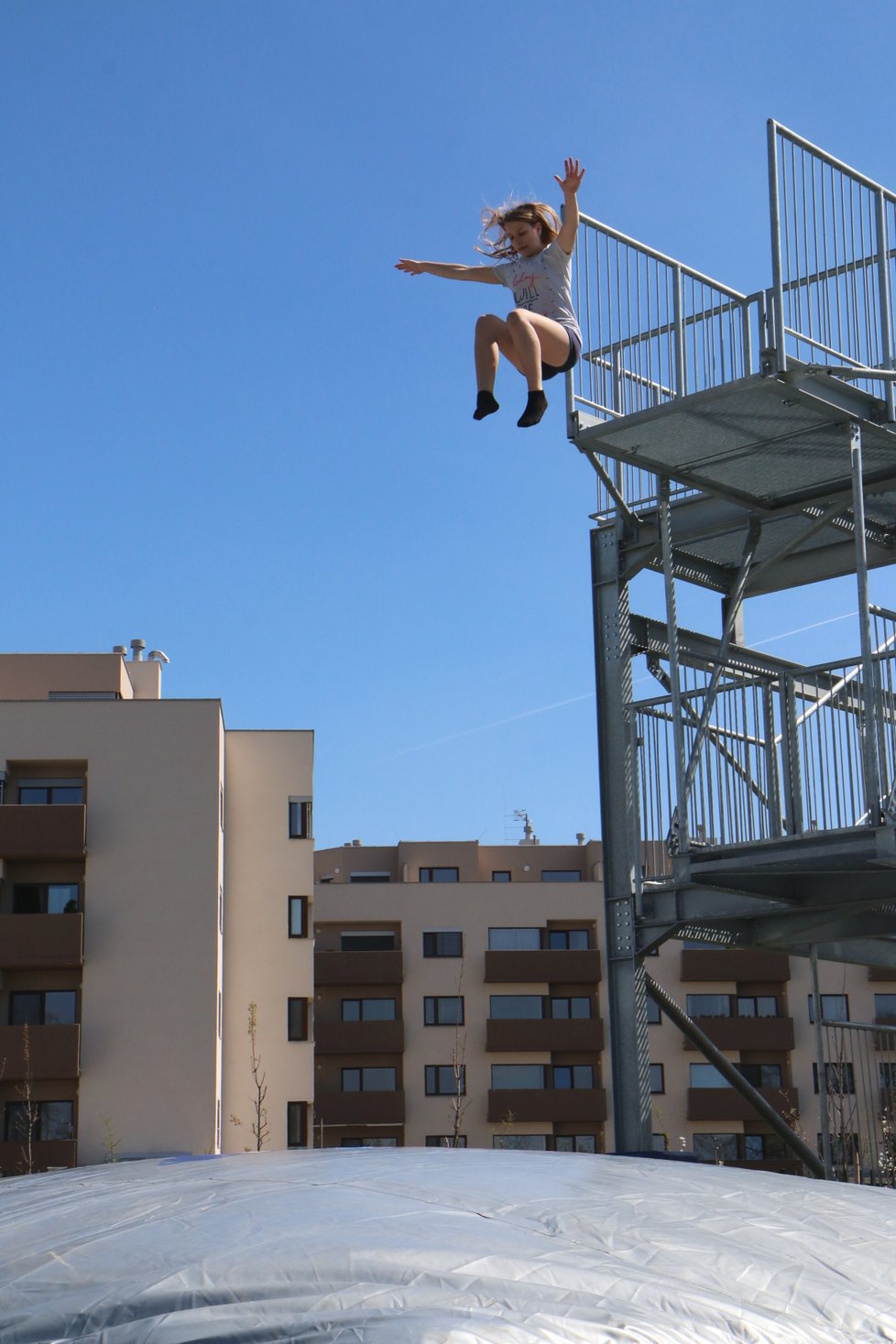 Největší adrenalin nabízí Bag jump. Děti mohou skočit ze 4, nebo 2 metrové výšky do vzduchového polštáře.