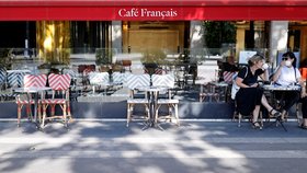 Ve Francii se otevírají restaurace a kavárny. Do jedné vyrazil i tamní ministr hospodářství a financí Bruno Le Maire. (2. 6. 2020)