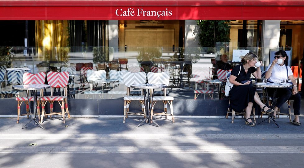 Ve Francii se otevírají restaurace a kavárny. Do jedné vyrazil i tamní ministr hospodářství a financí Bruno Le Maire. (2. 6. 2020)