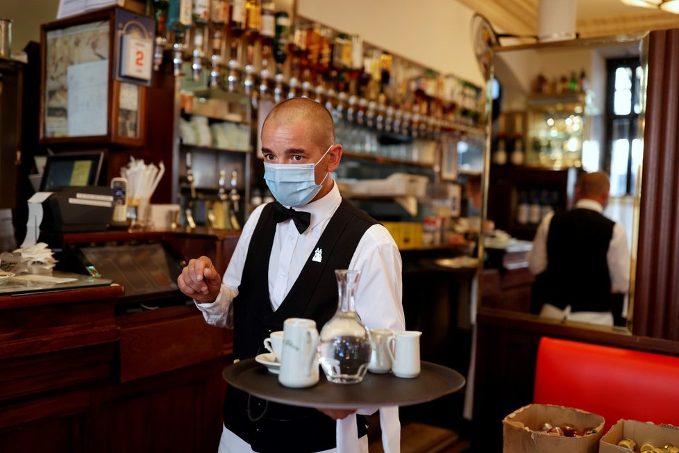 Ve Francii se otevírají restaurace a kavárny. Do jedné vyrazil i tamní ministr hospodářství a financí Bruno Le Maire. (2. 6. 2020)