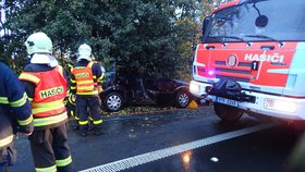 Dávala první pomoc zaklíněné ženě při nehodě na Bruntálsku: Šofér ji naboural.