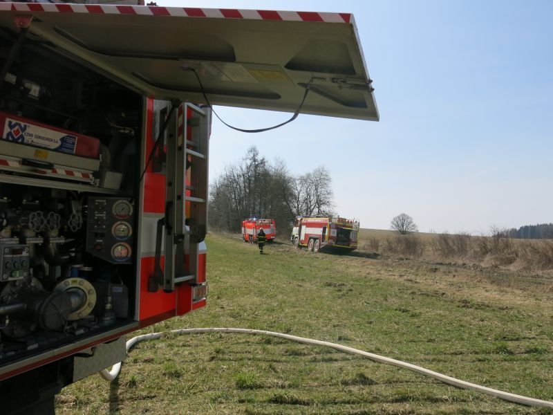 V sobotu před polednem u Bruntálu hořely asi tři hektary nízkého lesa a trávy.