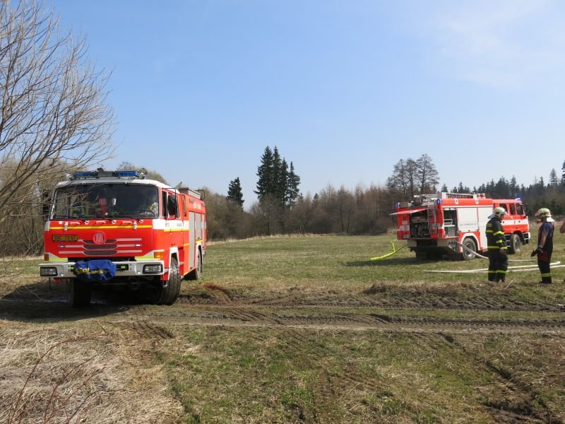 V sobotu před polednem u Bruntálu hořely asi tři hektary nízkého lesa a trávy.