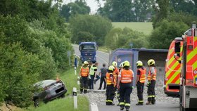 Na Bruntálsku zemřel motorkář po srážce s nákladním a osobním vozem.