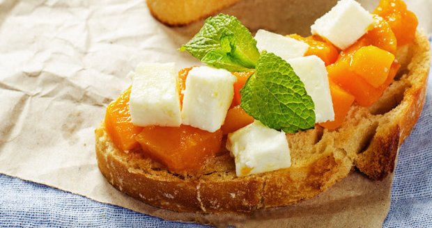 Bruschetta s pečenou dýní a kozím sýrem Bruschetta s pečenou dýní a kozím sýrem