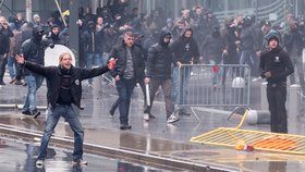 Slzný plyn a vodní dělo v Bruselu: Krajní pravice demonstrovala proti migračnímu paktu (16.12.2018)