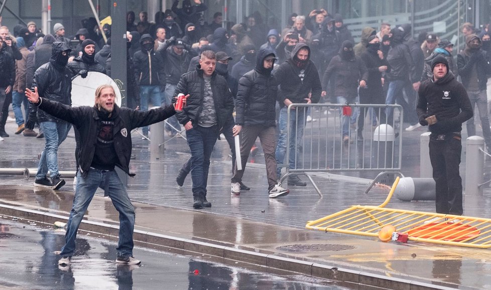 Slzný plyn a vodní dělo v Bruselu: Krajní pravice demonstrovala proti migračnímu paktu (16. 12. 2018).