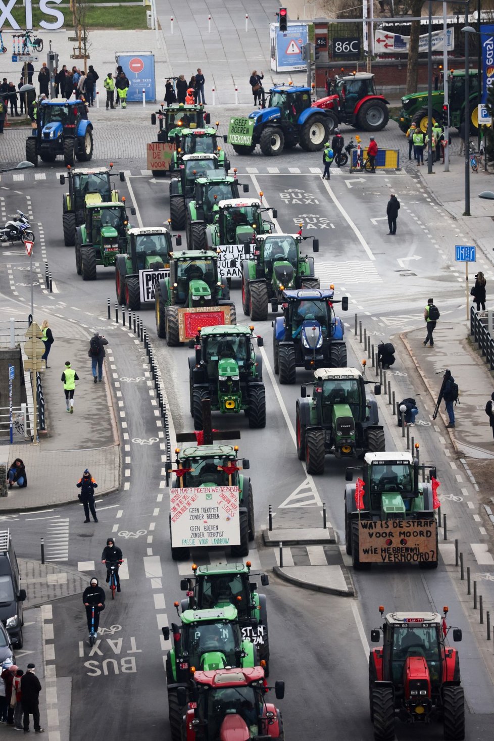 Brusel zablokovaly skoro 3000 traktorů, farmáři brojí proti snižování emisí (3. 3. 2023).