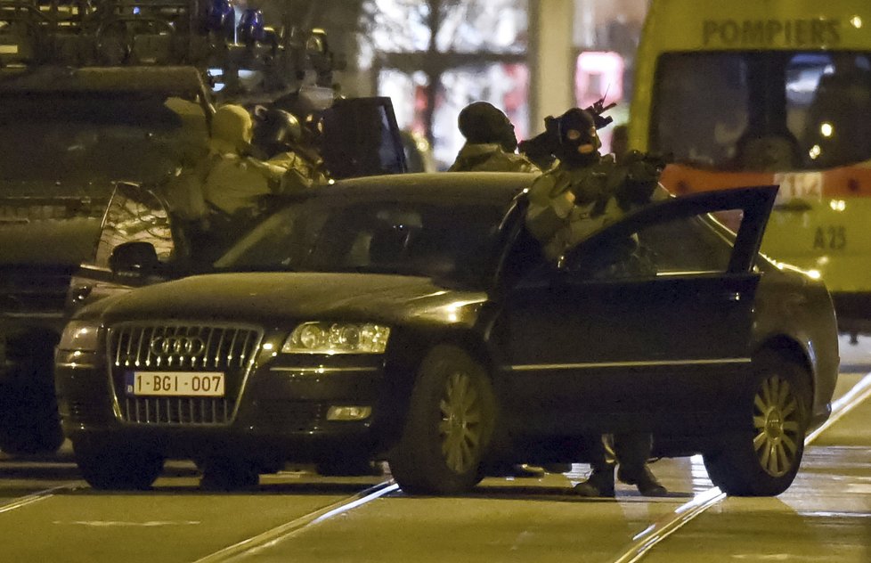 Hon v Bruselu pokračuje: Policie pátrá po teroristech