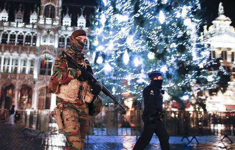 Šťastné a protiteroristické: Na Vánoce v Česku dohlédnou hordy policistů
