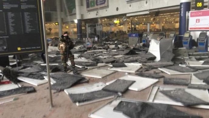 Při atentát na bruselském letišti zemřelo 32 lidí.