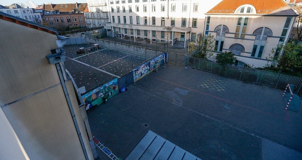 Pro Brusel nadále platí nejvyšší stupeň ohrožení, a tak jsou ulice nezvykle prázdné. Školy, muzea i obchody jsou zavřené.