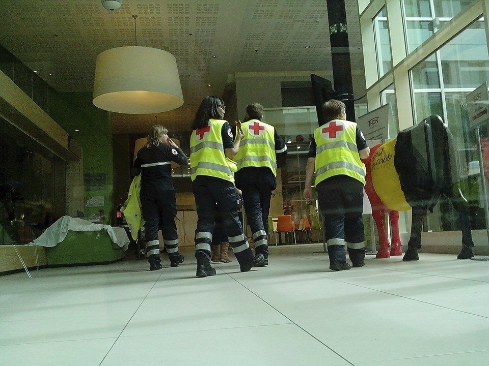 Do hotelu, kde byli ubytovaní čeští studenti, nosili záchranáři zraněné.