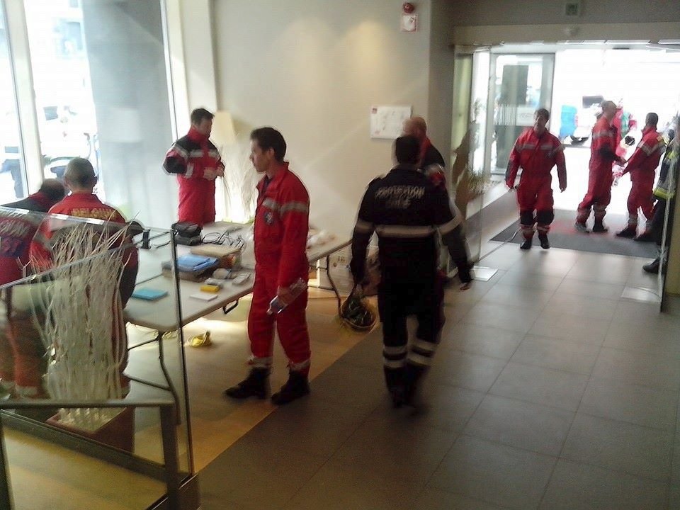 Do hotelu, kde byli ubytovaní čeští studenti, nosili záchranáři zraněné.