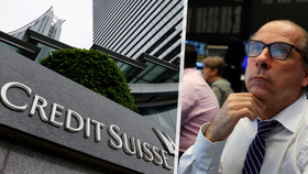 Brusel schválil převzetí švýcarské banky Credit Suisse domácím konkurentem UBS (25. 5. 2023).