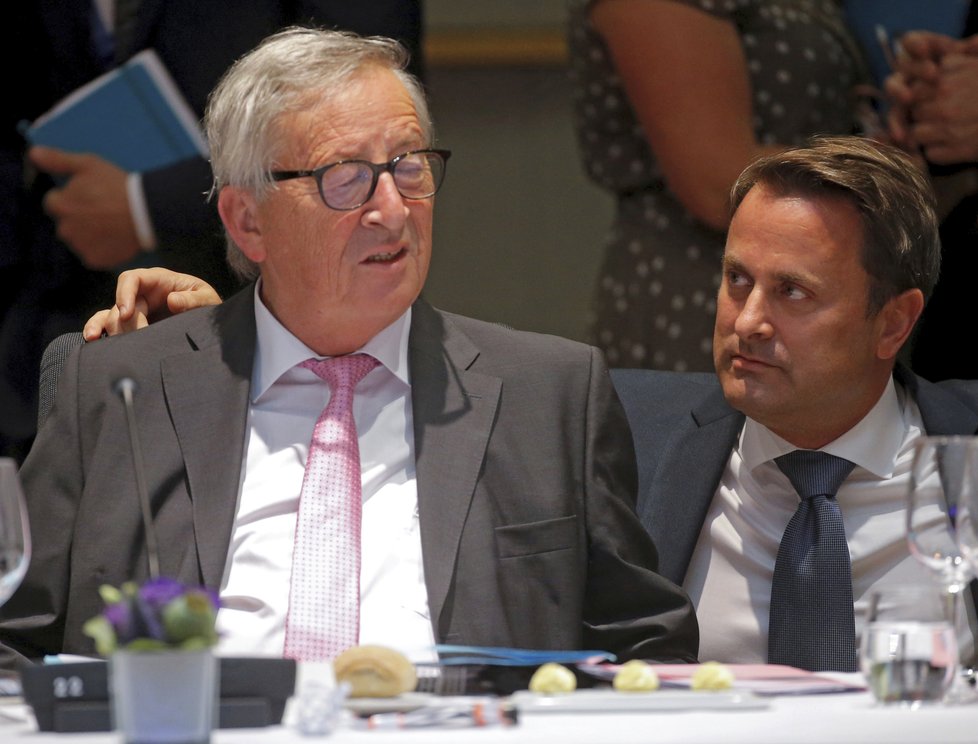 Summit EU v Bruselu: Jednání, která probíhala celou noc, některé zcela vyčerpala, na snímku předseda Evropské komise Jean-Claude Juncker a lucemburský premiér Xavier Bettel, (30. 6. ‒ 1. 7. 2019).