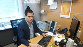 Europoslanec Tomáš Zdechovský (KDU-ČSL) ve své bruselské kanceláři