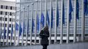 Vlajky Evropské unie na půl žerdi před budovou Evropské komise v Bruselu