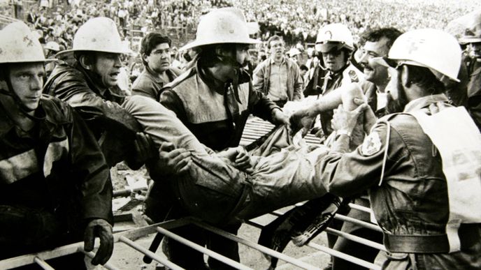 Rvačka fanoušků na fotbalovém stadionu Heysel v Bruselu v roce 1985 Rvačka fanoušků na fotbalovém stadionu Heysel v Bruselu v roce 1985