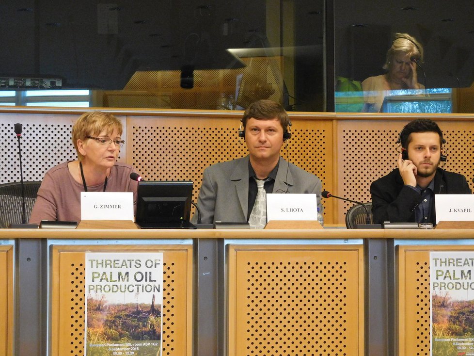 Palmový olej řešili i v Bruselu: Šéfka frakce GUE/NGL Gabriele Zimmer a čeští odborníci Stanislav Lhota a Jakub Kvapil