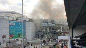 Exploze na letišti v Bruselu, lidé prchají v panice