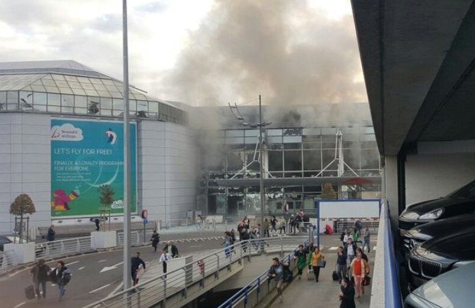 Exploze na letišti v Bruselu, lidé prchají v panice.