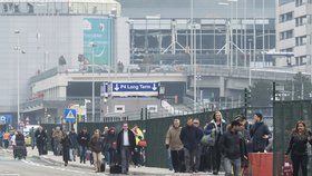 Lidé opouštějí letiště v Bruselu těsně po výbuchu.