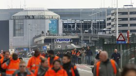 Evakuace bruselského letiště po explozích
